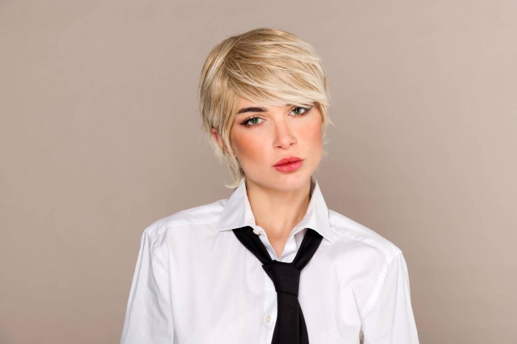 Ragazza elegante con chiari capelli corti e lisci.