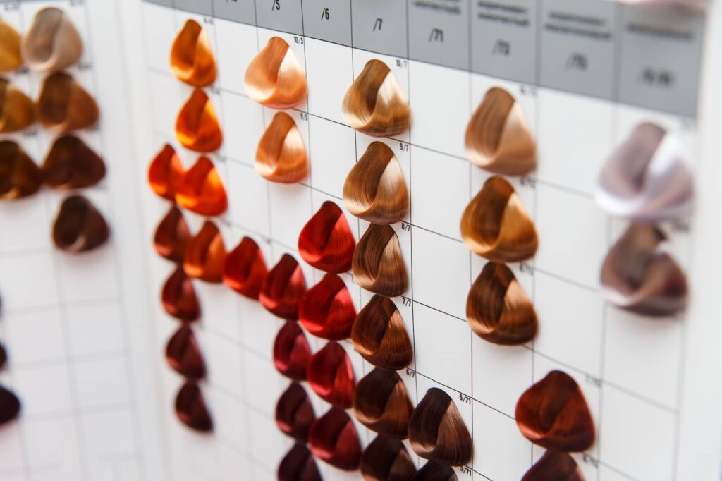Una tabella con diverse tonalità di tinte per capelli.