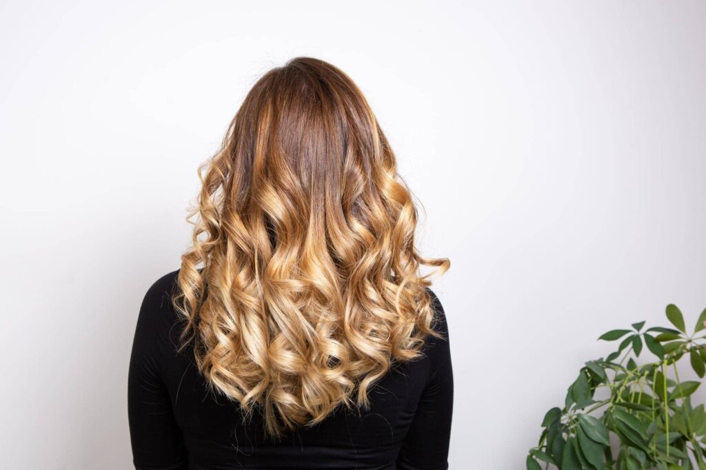 Foto della parte posteriore dei capelli di una giovane donna dai capelli biondi con effetto balayage
