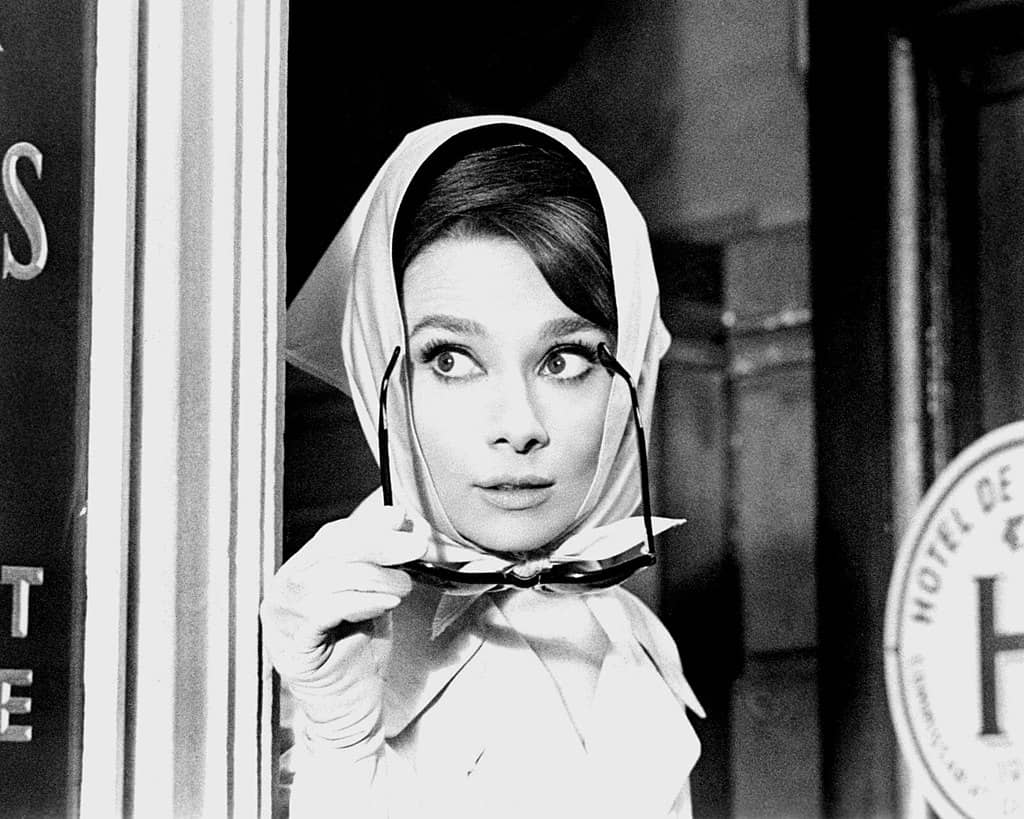 Audrey Hepburn in una foto pubblicitaria per il film "Charade" (1963). Si tratta di uno dei più iconici tagli di capelli nel cinema della storia.