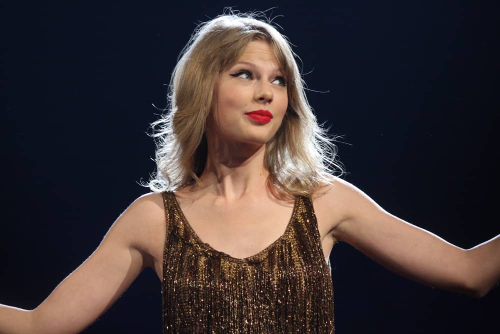 Tailor Swift, il suo look è un perfetto esempio di acconciature ispirate alle celebrità